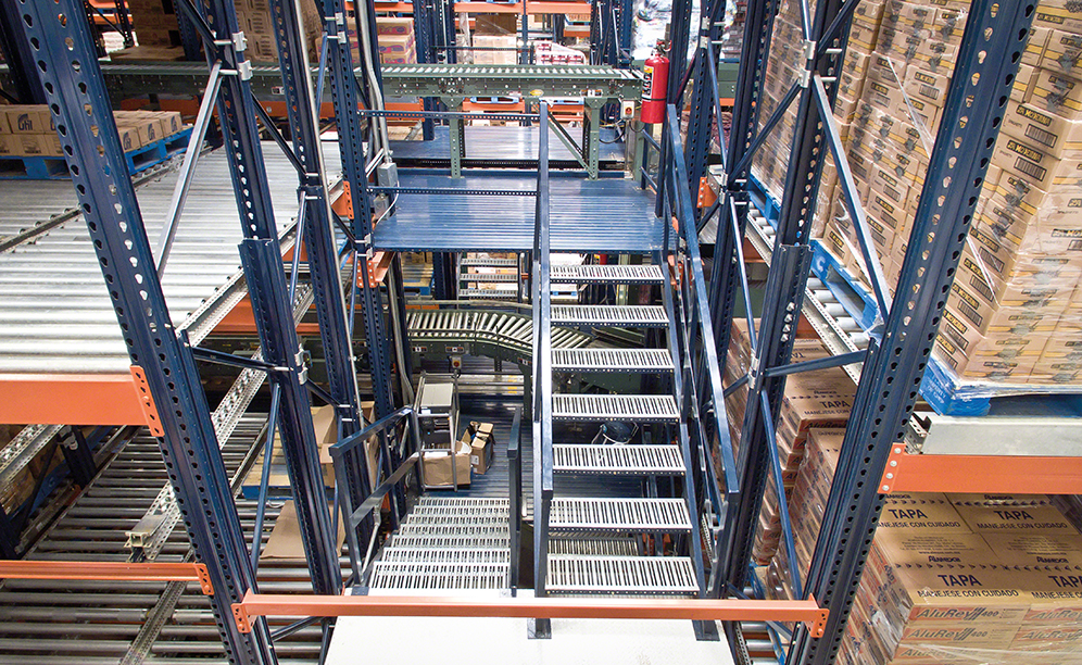 Les opérateurs accèdent aux différents niveaux par des escaliers situés aux deux extrémités de chaque tour de picking