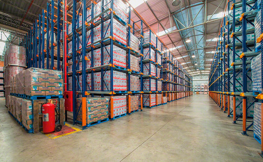 Les trois blocs de rayonnages à palettes par accumulation drive-in occupent la plus grande partie de la surface de l’entrepôt