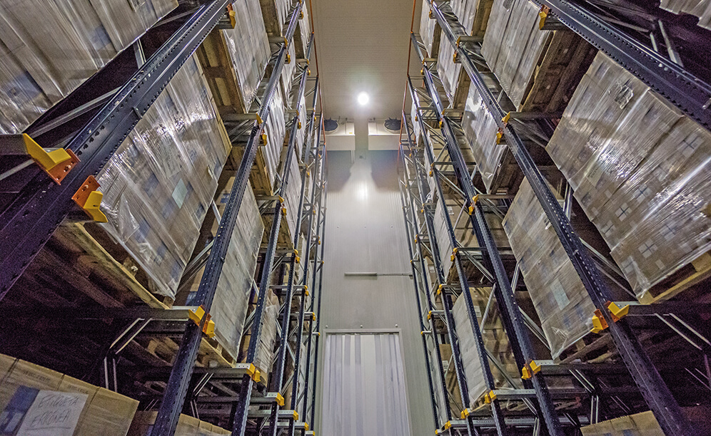 Les rayonnages par accumulation drive-in installés dans les trois chambres de congélation offrent une capacité de stockage supérieure à 3 400 palettes contenant les produits à plus forte rotation