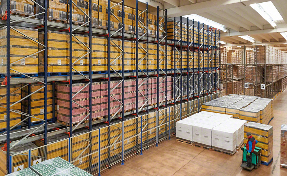 Entrepôt de grande capacité de stockage de l’opérateur logistique Logistic Net