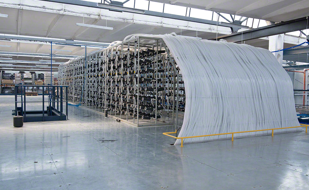 Dans la plateforme, des machines envoient le fil au centre de production